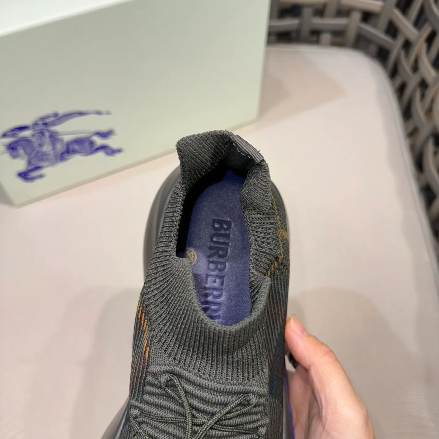 Men's shoes 💰480 [New style] 🐝🐝BURBERRY/Burberry plaid knitted Neptune sneakers｜With breathable sock-style upper｜Embellished with knitted Burberry plaid｜Leather lining Incorporated into a plaid lace design｜Equipped with B-shaped shield buckle｜The sole is decorated with a large wrapped equestrian knight logo (EKD)｜Round toe #drawstring closure#The sole is decorated with the equestrian knight logo (EKD)｜At least 50% of the main materials of the boutique are from renewable sources Size: 39-44 (45 custom-made)